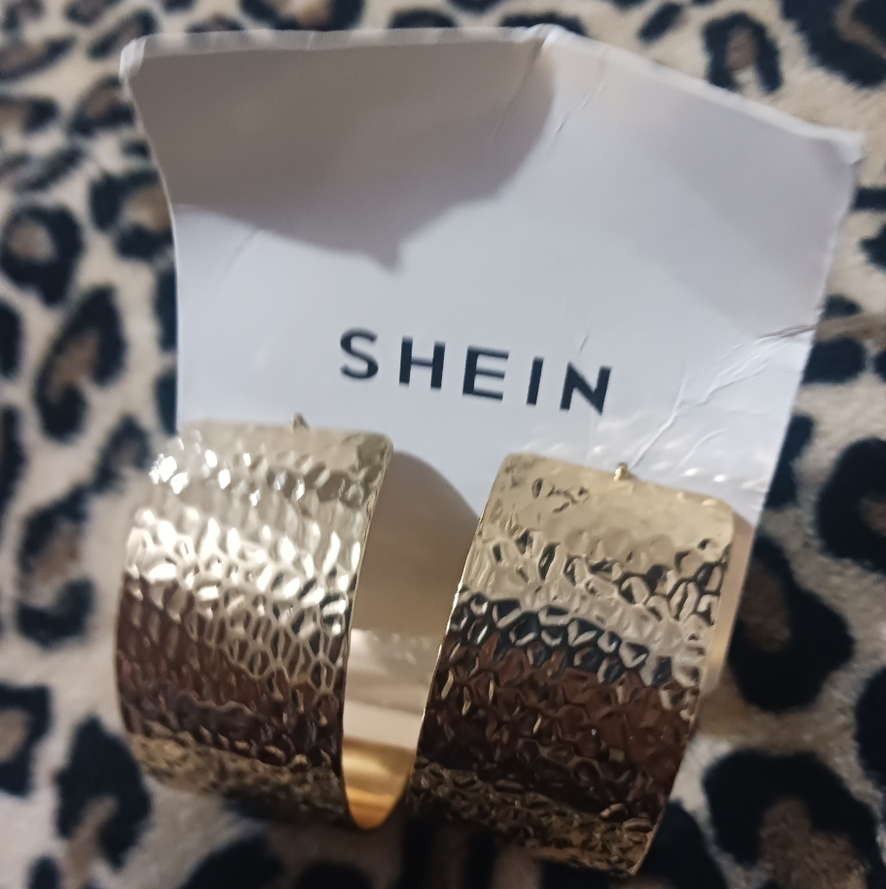 SHEIN Women Gold big Hoop earrings - Picture 3 of 8